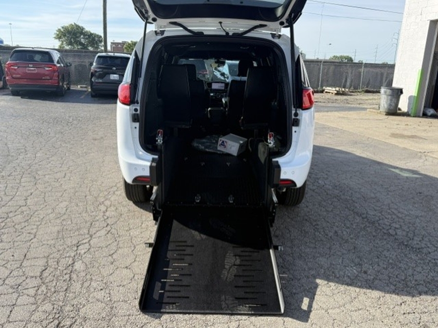 White Chrysler Voyager image number 8