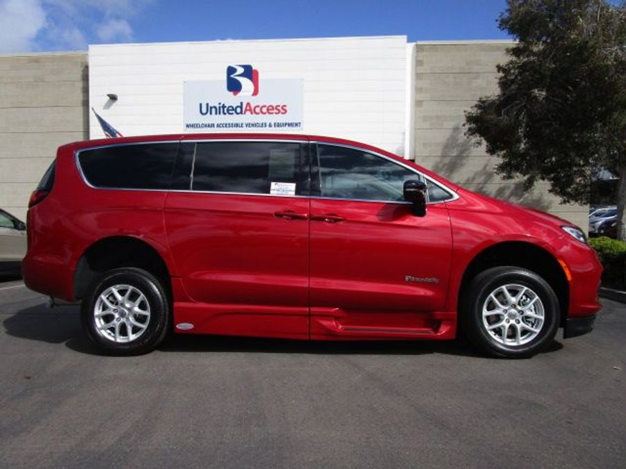 New 2025 Chrysler Pacifica Select Safety - BraunAbility Side Entry Entry Fold Out Automatic Ramp