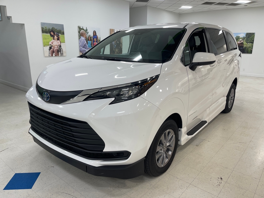 White Toyota Sienna image number 13