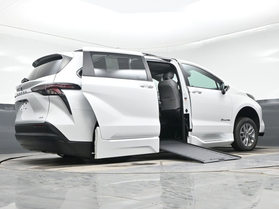 New 2026 Toyota Sienna Hybrid XLE Add - BraunAbility Side Entry Entry In Floor Automatic Ramp