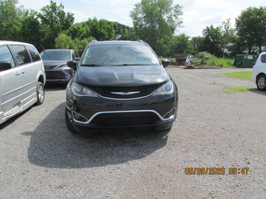 Black Chrysler Pacifica image number 2