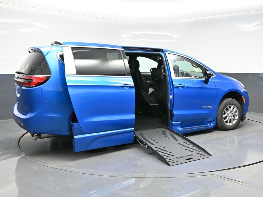 Blue Chrysler Pacifica image number 6