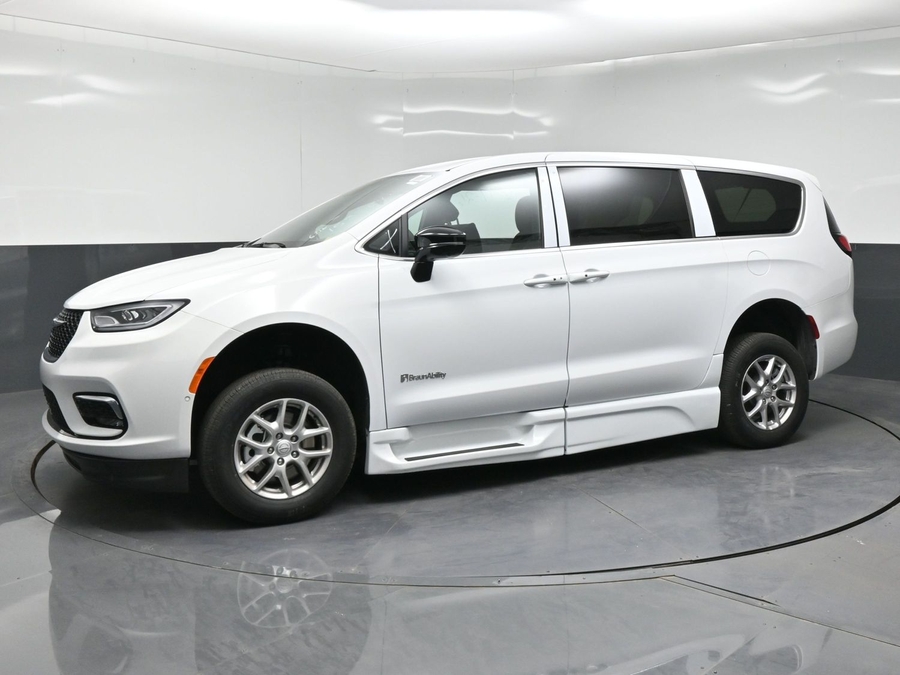 New 2026 Chrysler Pacifica Select Safety - BraunAbility Side Entry Fold Out Automatic Ramp