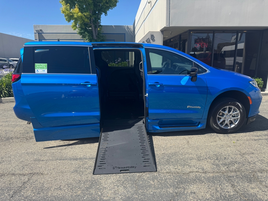 Blue Chrysler Pacifica image number 7