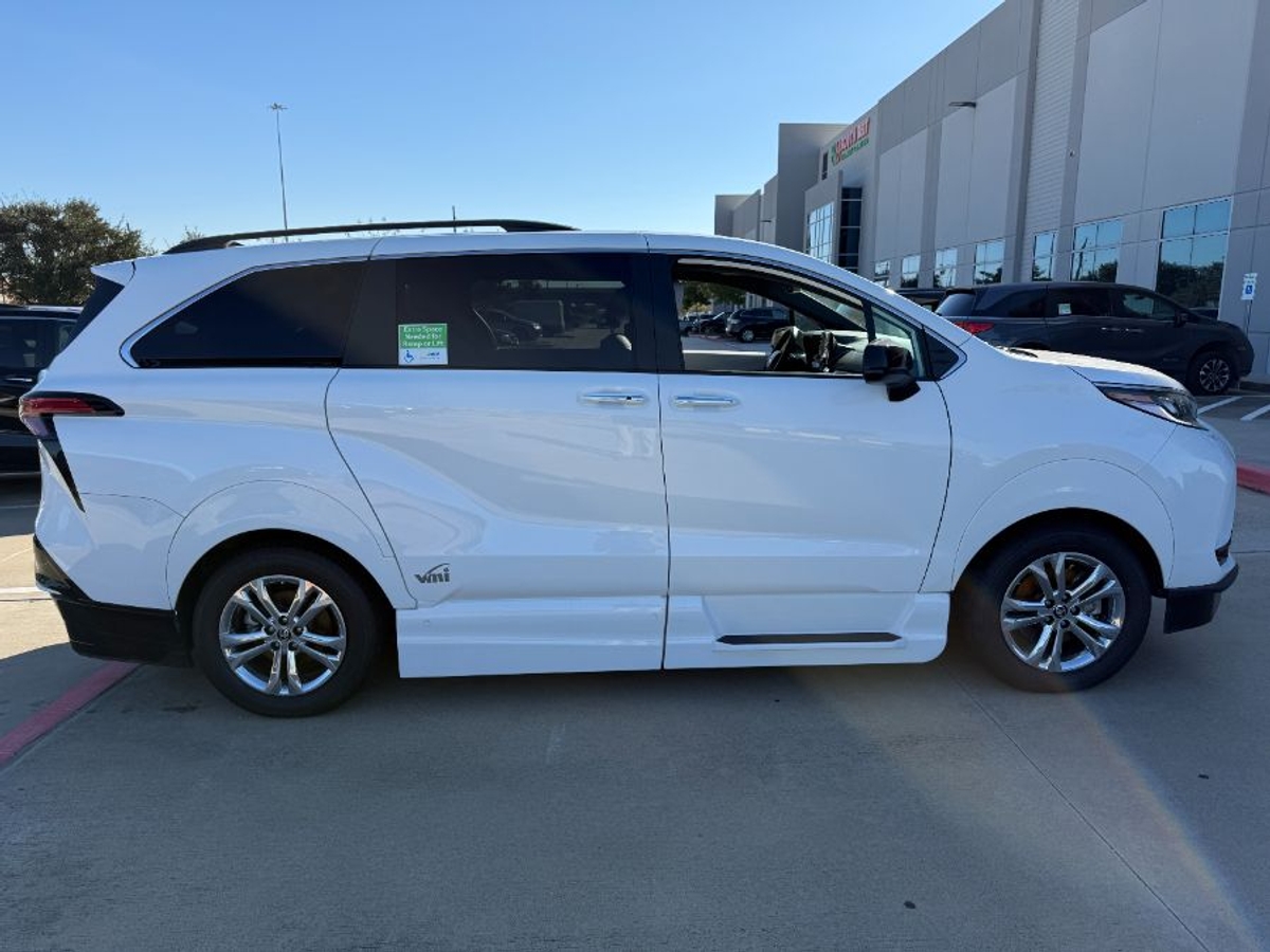 2023 TOYOTA SIENNA - Image 2