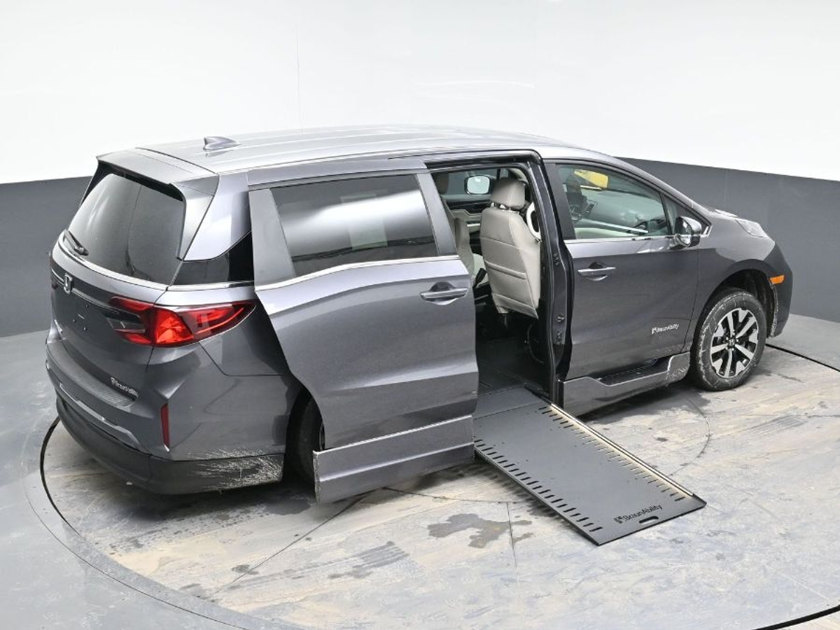 Grey Honda Odyssey image number 24