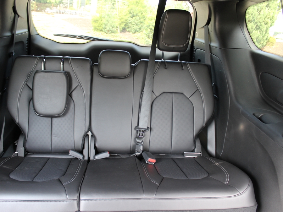 Número de imagen Chrysler Pacifica negro 16