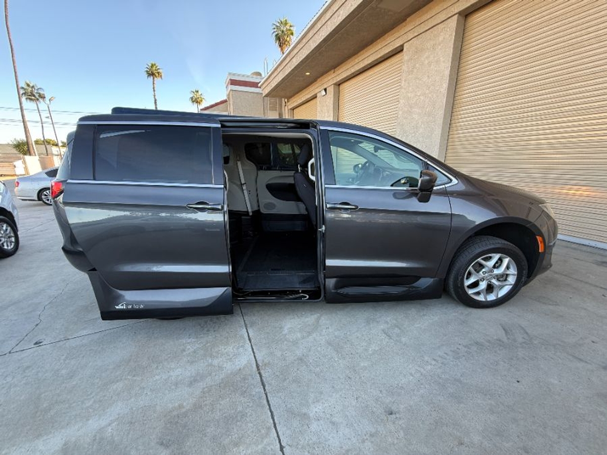 Grey Chrysler Pacifica image number 13