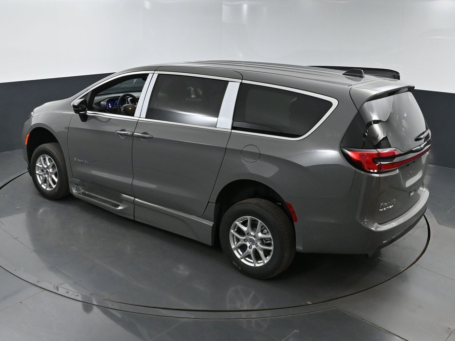 New 2025 Chrysler Pacifica Select Safety - BraunAbility Side Entry Entry Fold Out Automatic Ramp