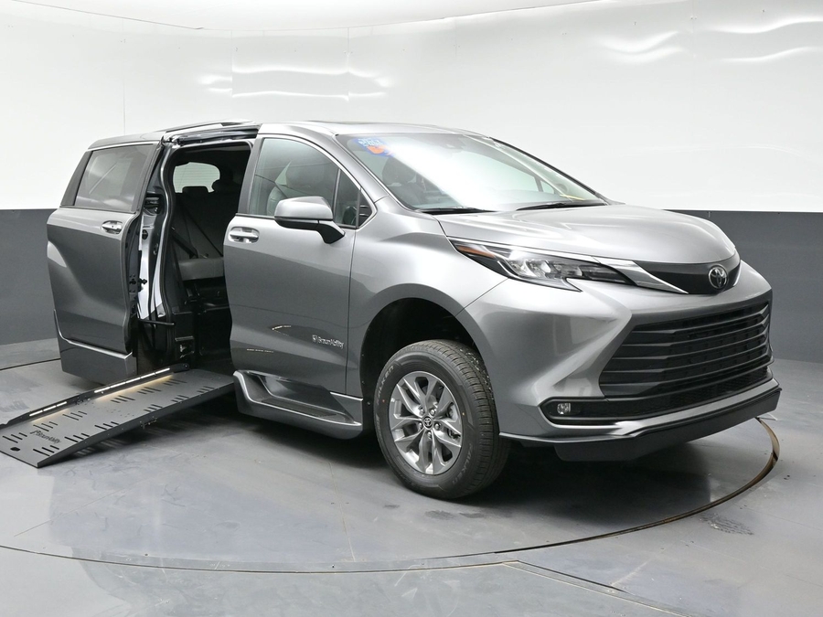 New 2026 Toyota Sienna Hybrid XLE Add - BraunAbility Side Entry Fold Out Automatic Ramp