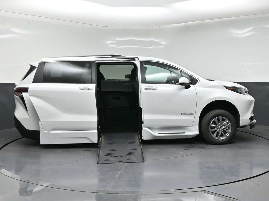 New 2026 Toyota Sienna Hybrid XLE Base - BraunAbility Side Entry Fold Out Automatic Ramp