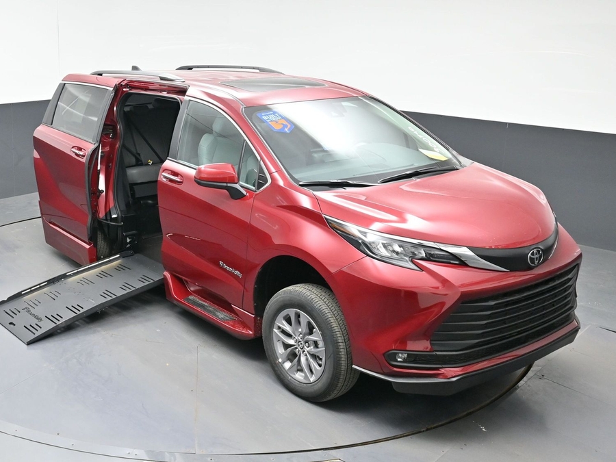 Red Toyota Sienna image number 19