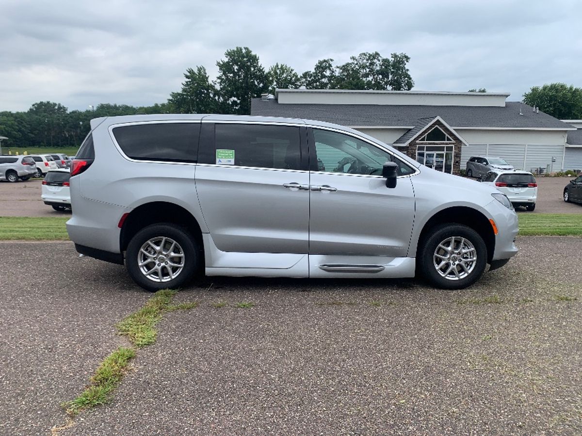 2024 CHRYSLER VOYAGER - Image 3