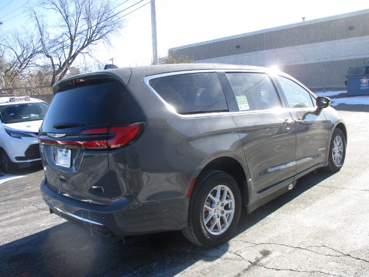 Chrysler Pacifica gris imagen numero 5