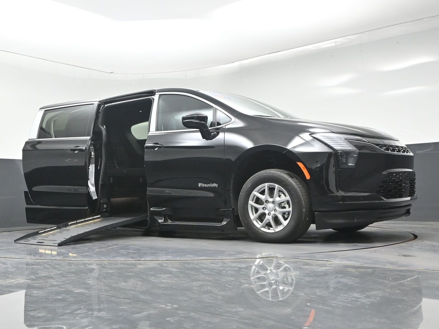 Black Chrysler Pacifica image number 15
