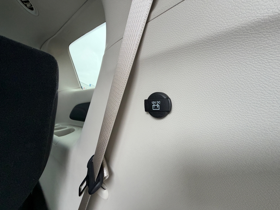 White Chrysler Voyager image number 50