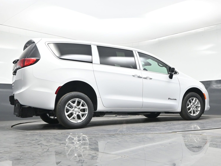 White Chrysler Voyager image number 22