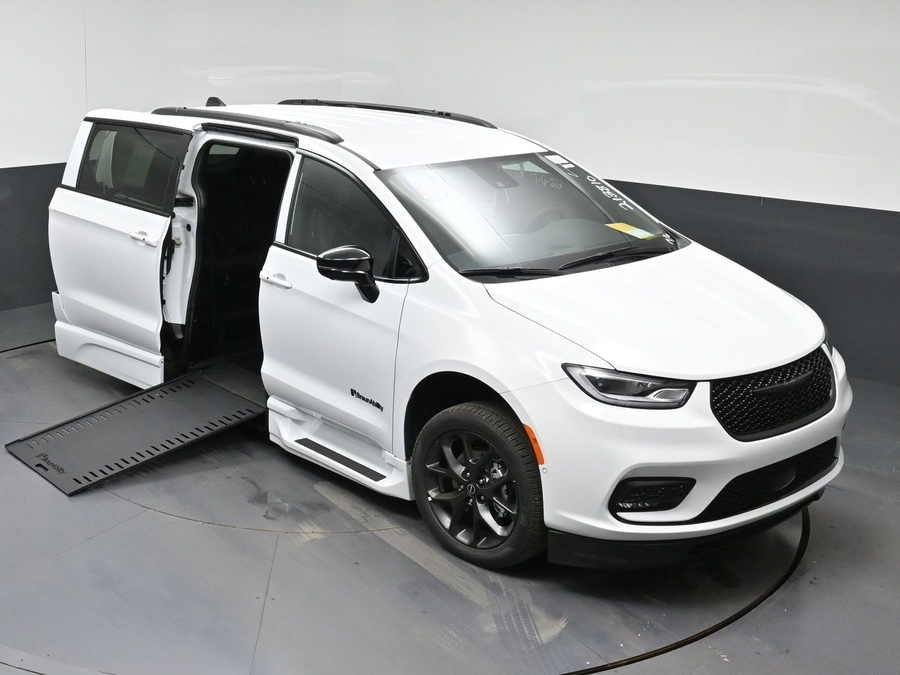White Chrysler Pacifica image number 15