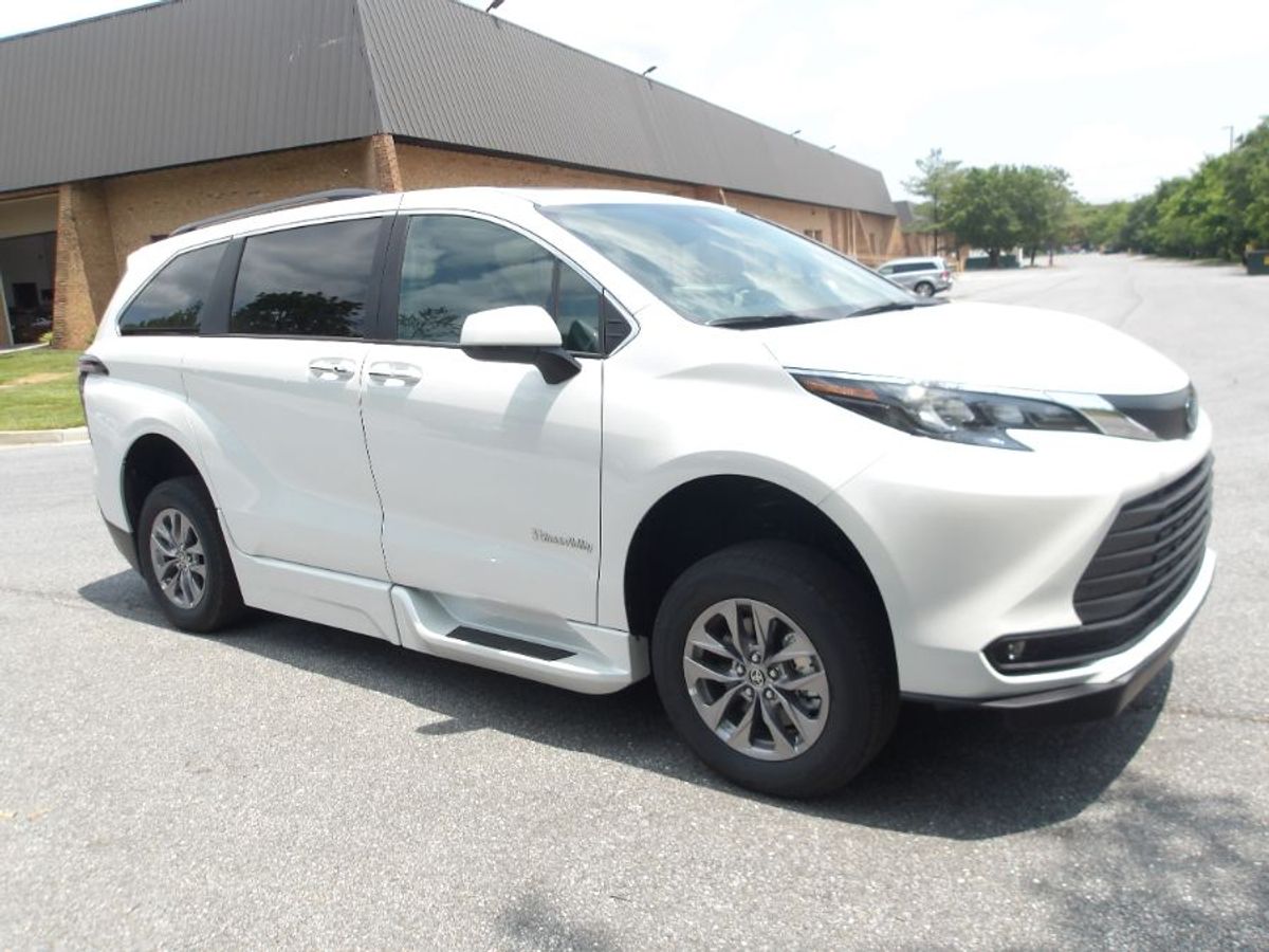 White Toyota Sienna image number 2