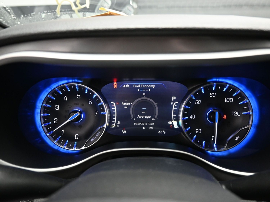 White Chrysler Pacifica image number 15