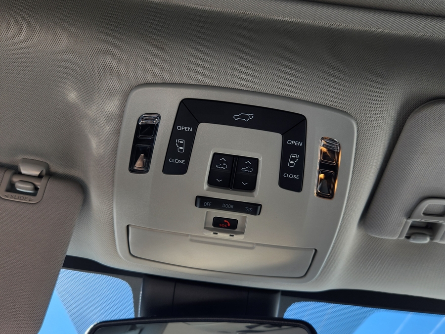 White Toyota Sienna image number 6