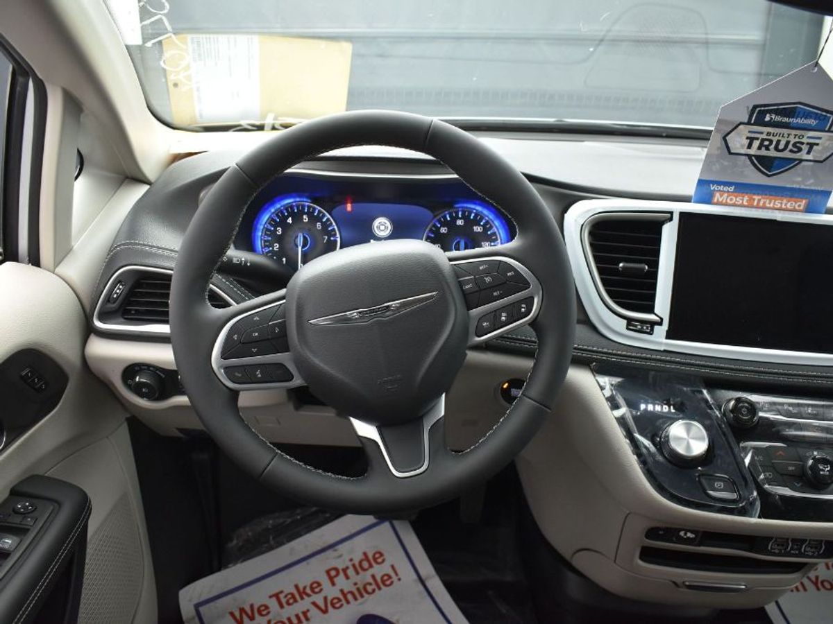 Silver Chrysler Pacifica image number 8