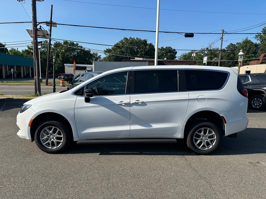 White Chrysler Voyager image number 9