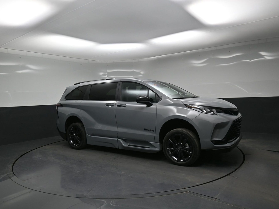 New 2026 Toyota Sienna Hybrid XSE Sport - BraunAbility Side Entry Fold Out Automatic Ramp