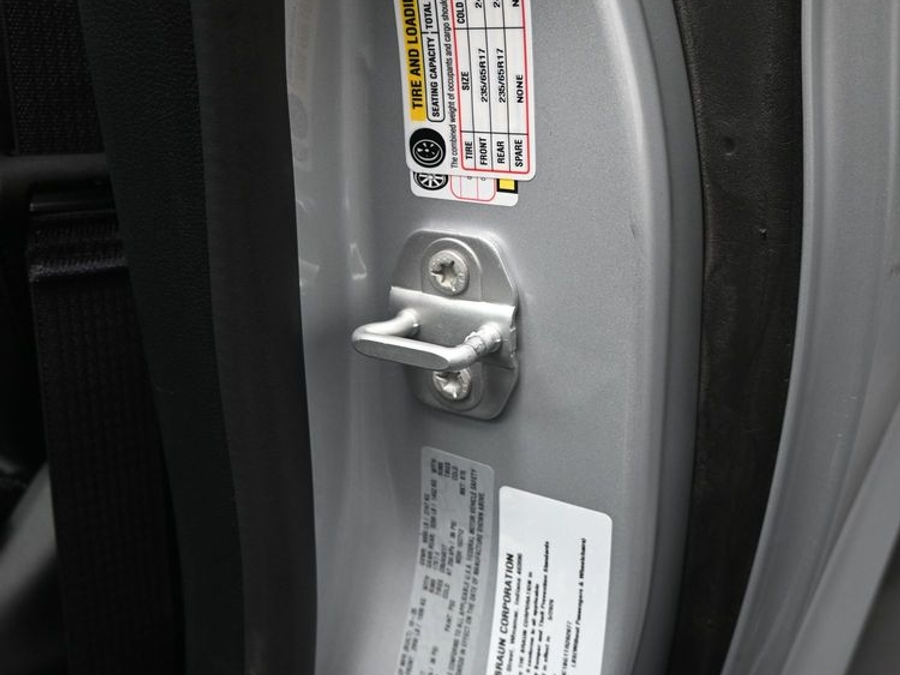 New 2026 Chrysler Pacifica Select Safety - BraunAbility Side Entry Entry Fold Out Automatic Ramp