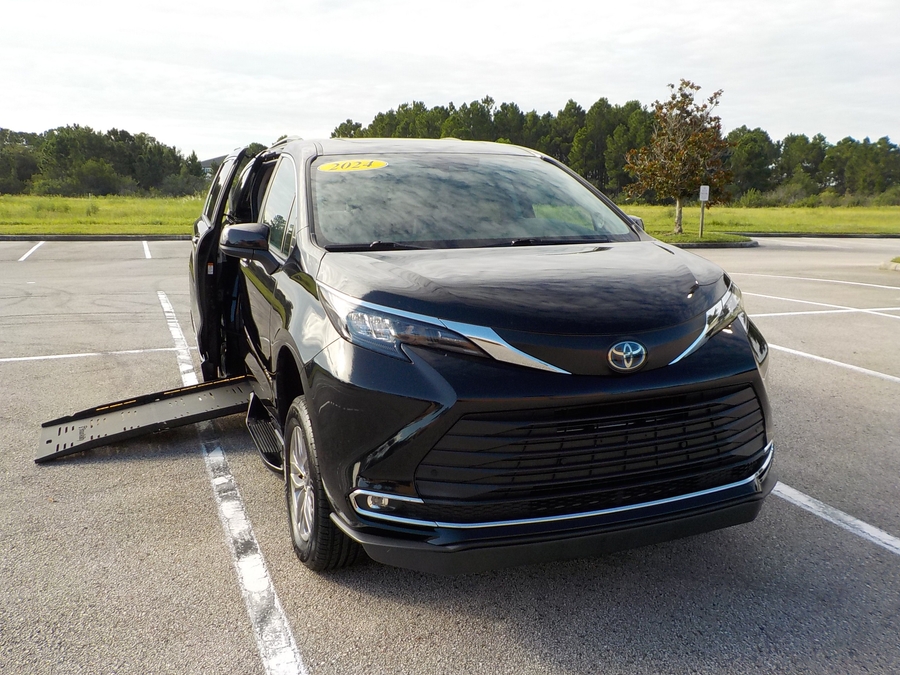 Black Toyota Sienna image number 24