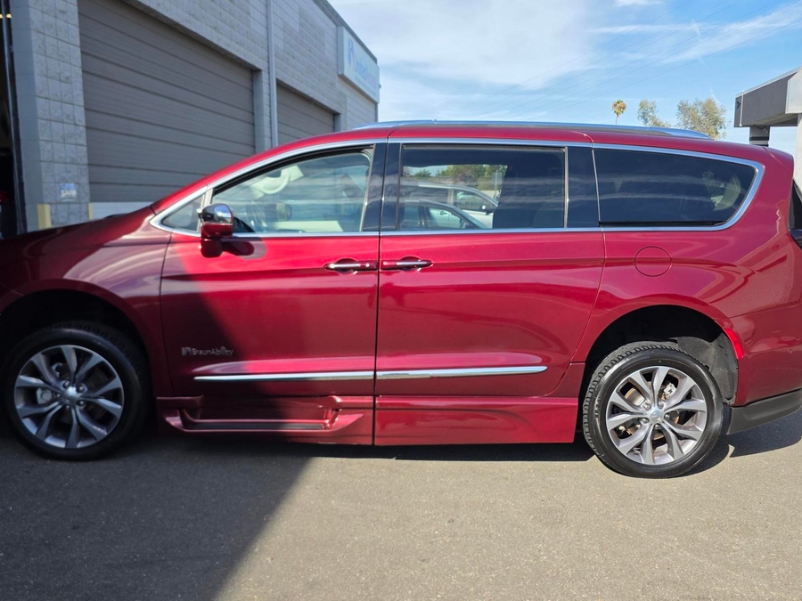 Used 2018 Chrysler Pacifica Limited - BraunAbility Side Entry Fold Out Automatic Ramp