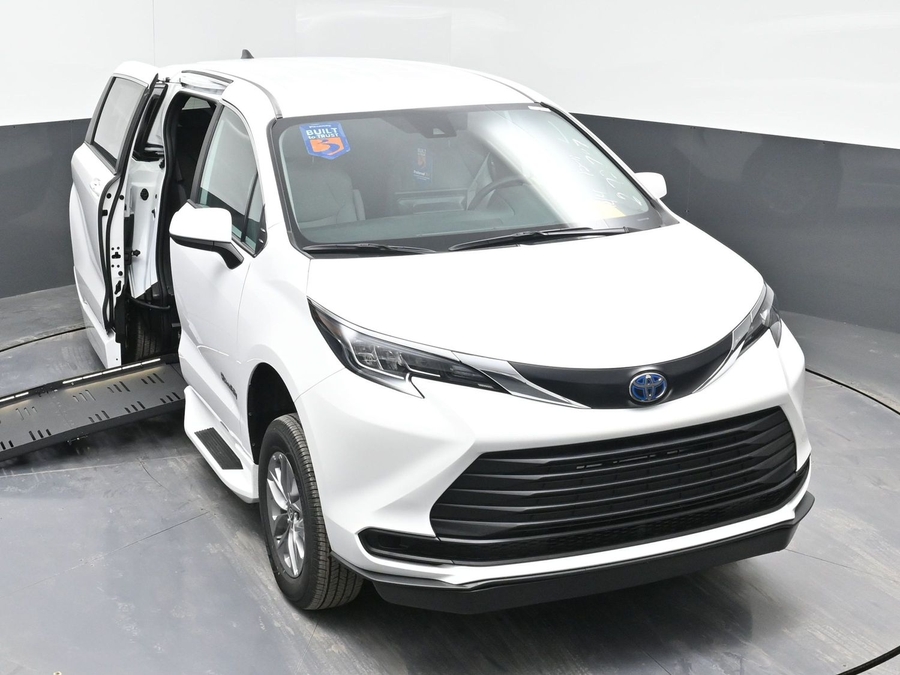 New 2025 Toyota Sienna Hybrid LE - BraunAbility Side Entry Entry Fold Out Automatic Ramp