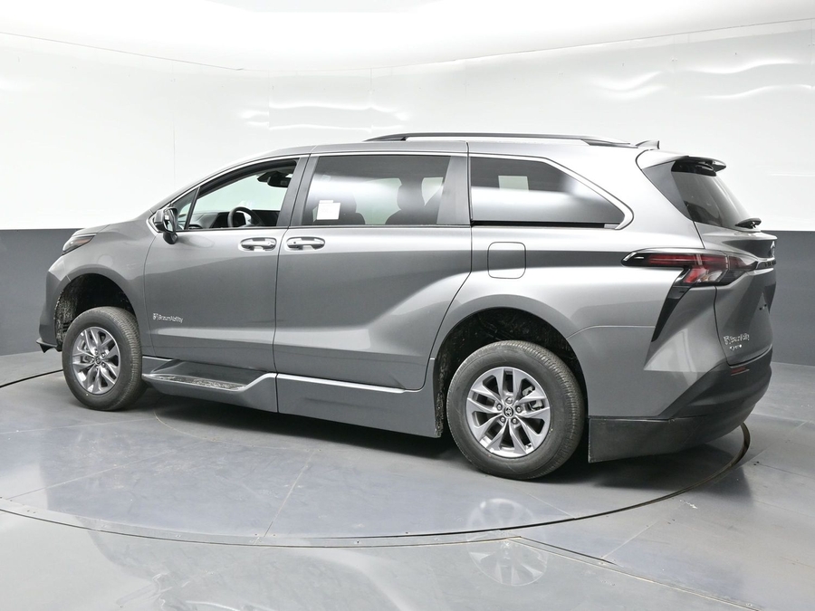 2026 Toyota Sienna XLE 7-Passenger Hybrid FWD's photo