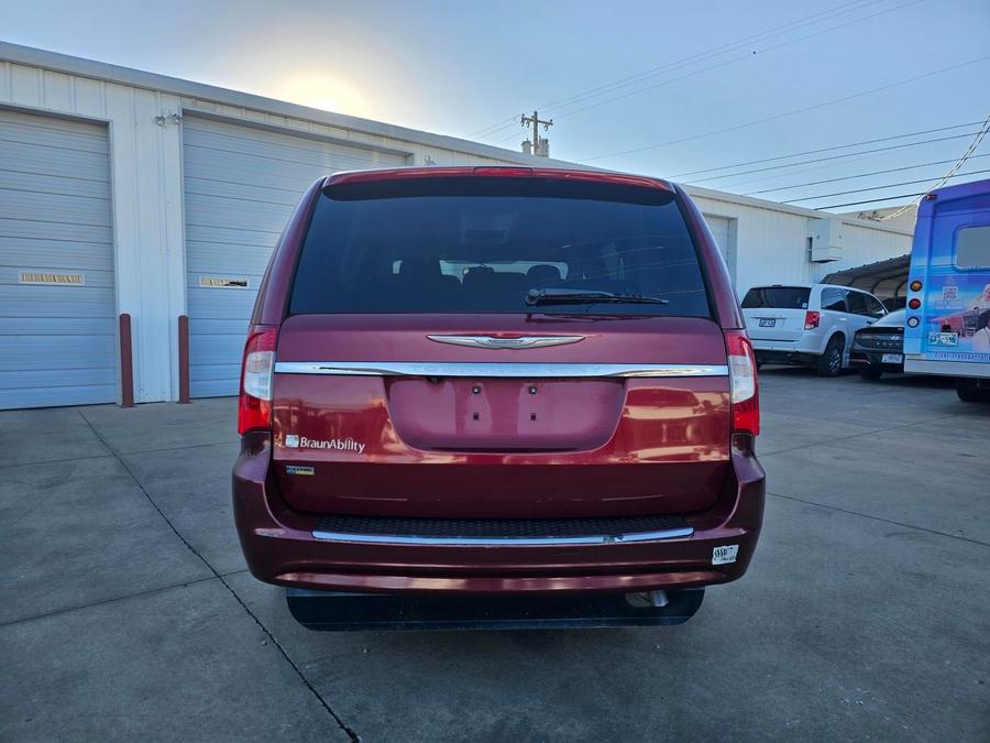  Chrysler Town and Country image number 4