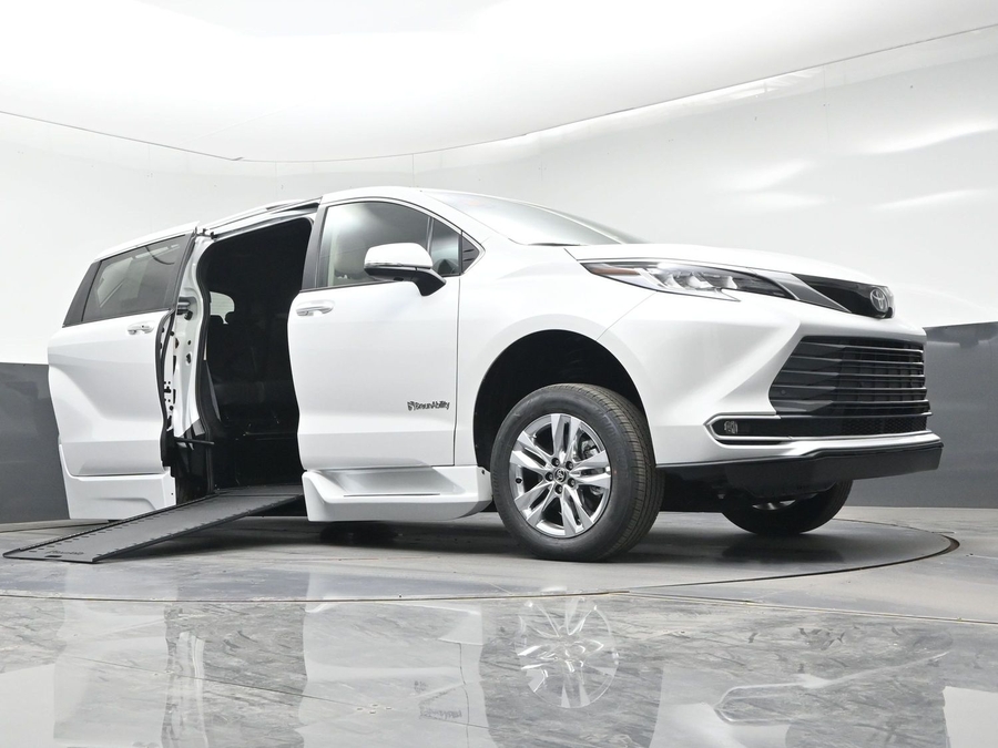 New 2026 Toyota Sienna Hybrid Limited - BraunAbility Side Entry In Floor Automatic Ramp