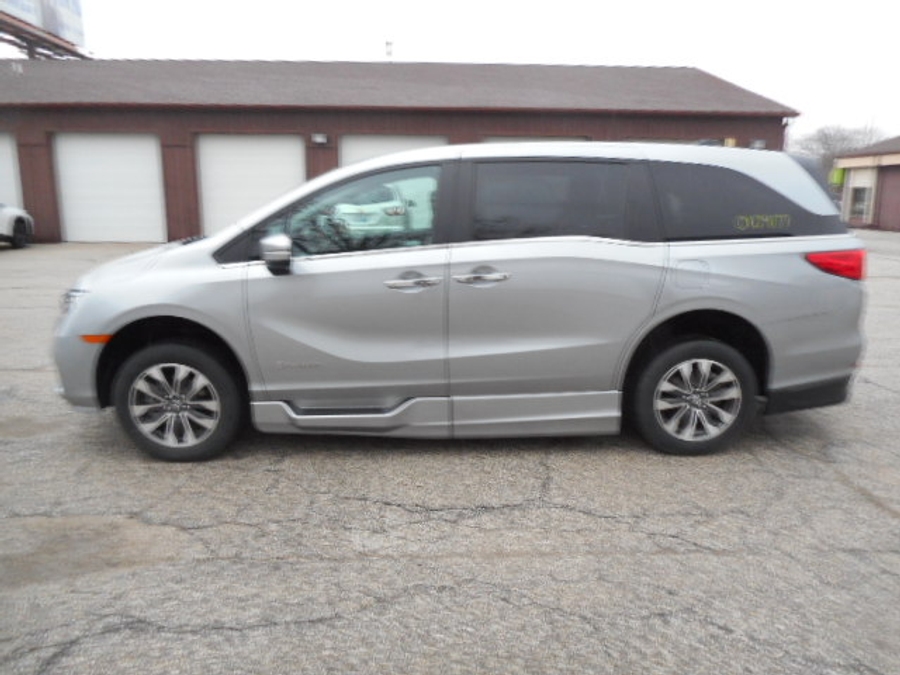 Silver Honda Odyssey image number 2