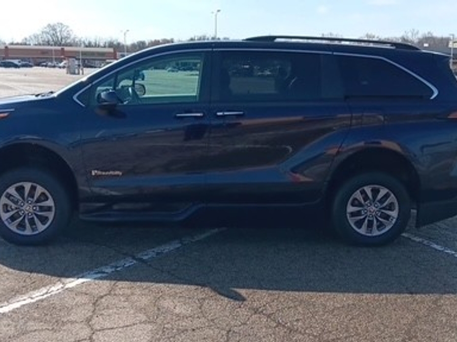 Blue Toyota Sienna image number 6