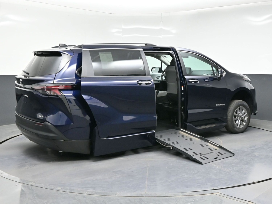New 2026 Toyota Sienna Hybrid XLE Base - BraunAbility Side Entry Entry Fold Out Automatic Ramp
