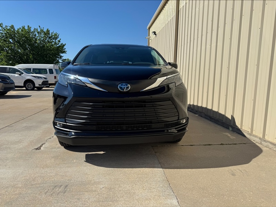 Used 2025 Toyota Sienna Hybrid XLE - BraunAbility Side Entry Entry Fold Out Automatic Ramp