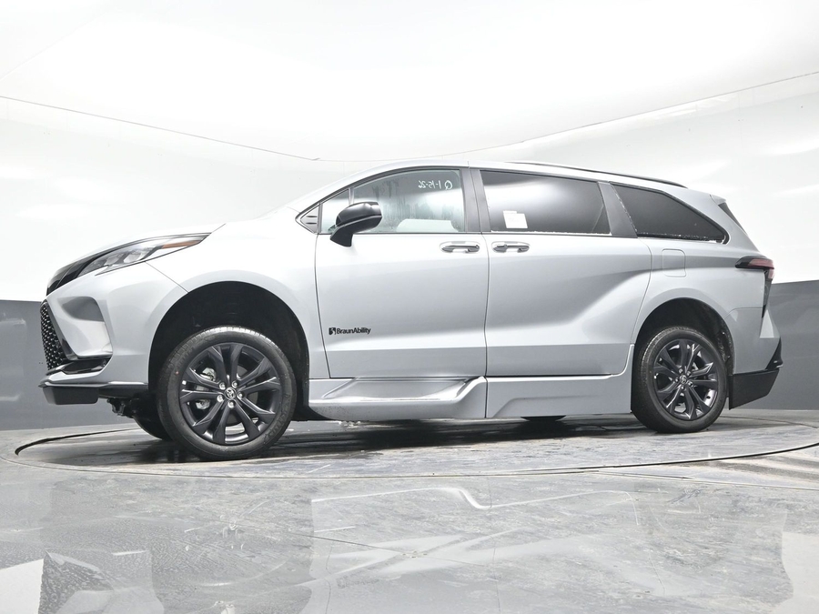 New 2025 Toyota Sienna Hybrid XSE Sport - BraunAbility Side Entry Entry In Floor Automatic Ramp