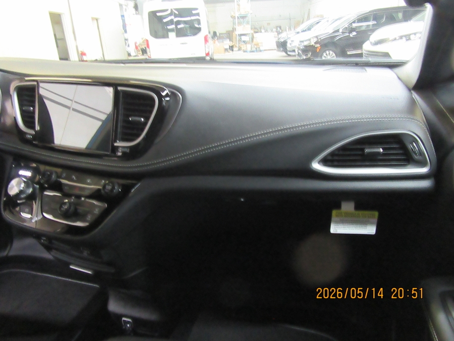 Blue Chrysler Pacifica image number 26