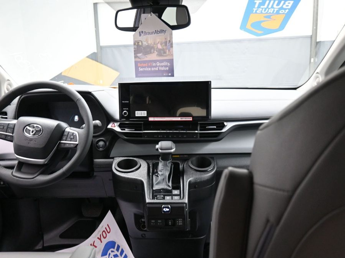 2025 TOYOTA SIENNA - Image 13
