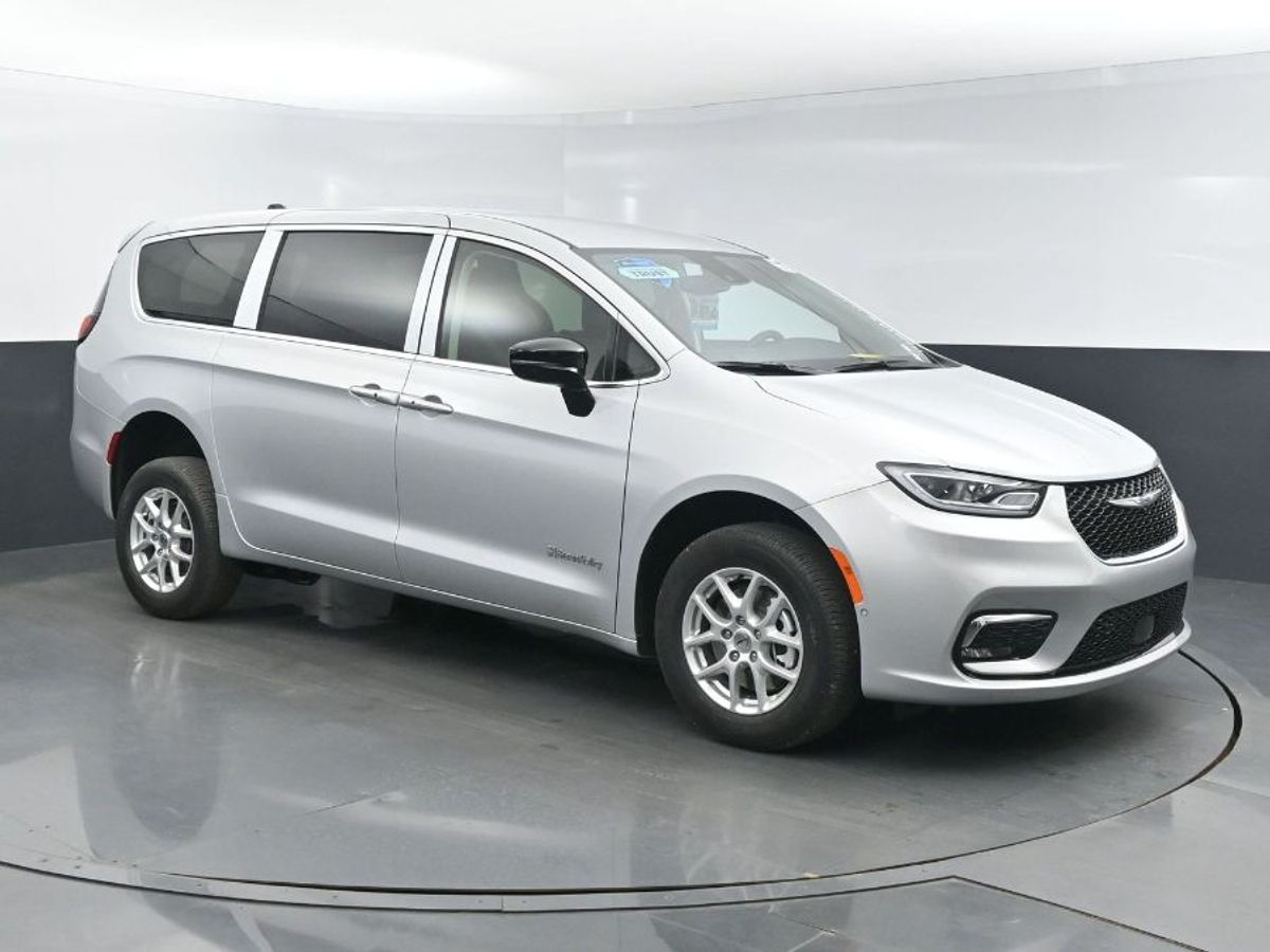 Silver Chrysler Pacifica image number 14