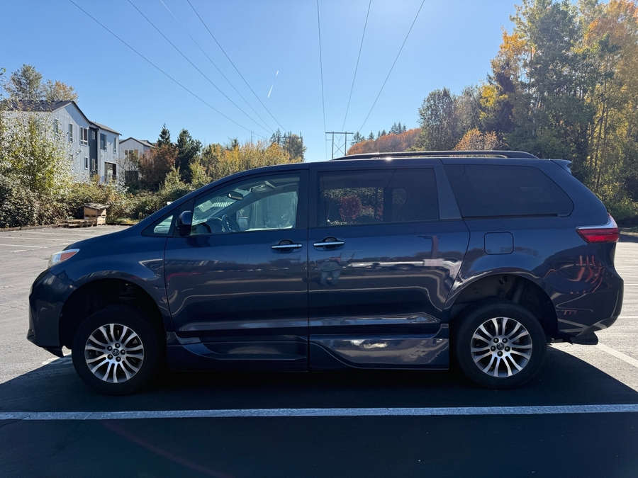 Used 2018 Toyota Sienna XLE - VMI Side Entry In Floor Automatic Ramp