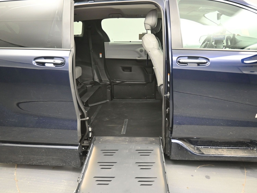 New 2026 Toyota Sienna Hybrid XLE Base - BraunAbility Side Entry Entry Fold Out Automatic Ramp