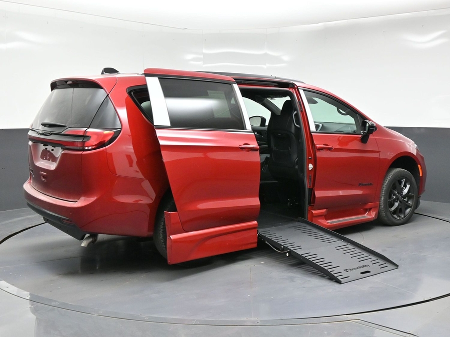 New 2026 Chrysler Pacifica Select Sport - BraunAbility Side Entry Fold Out Automatic Ramp
