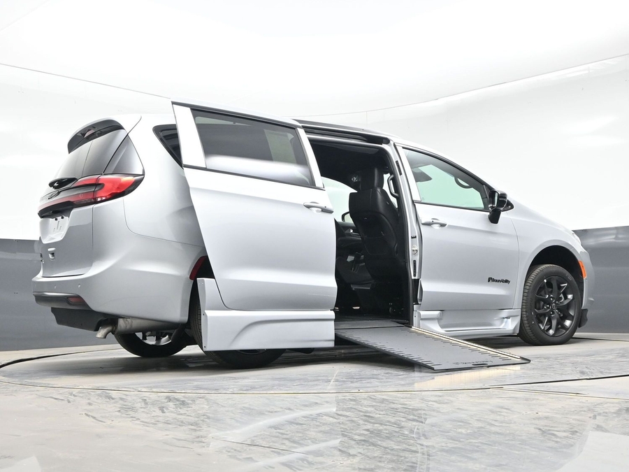 New 2026 Chrysler Pacifica Select Sport - BraunAbility Side Entry In Floor Automatic Ramp