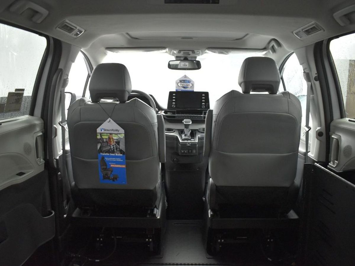 Silver Toyota Sienna image number 13