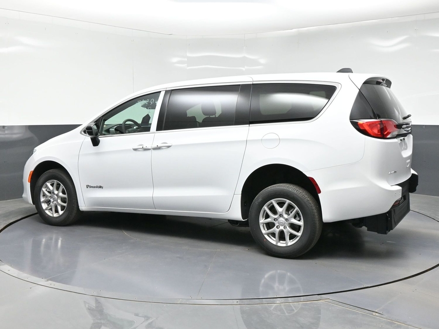 2026 Chrysler Voyager LX's photo