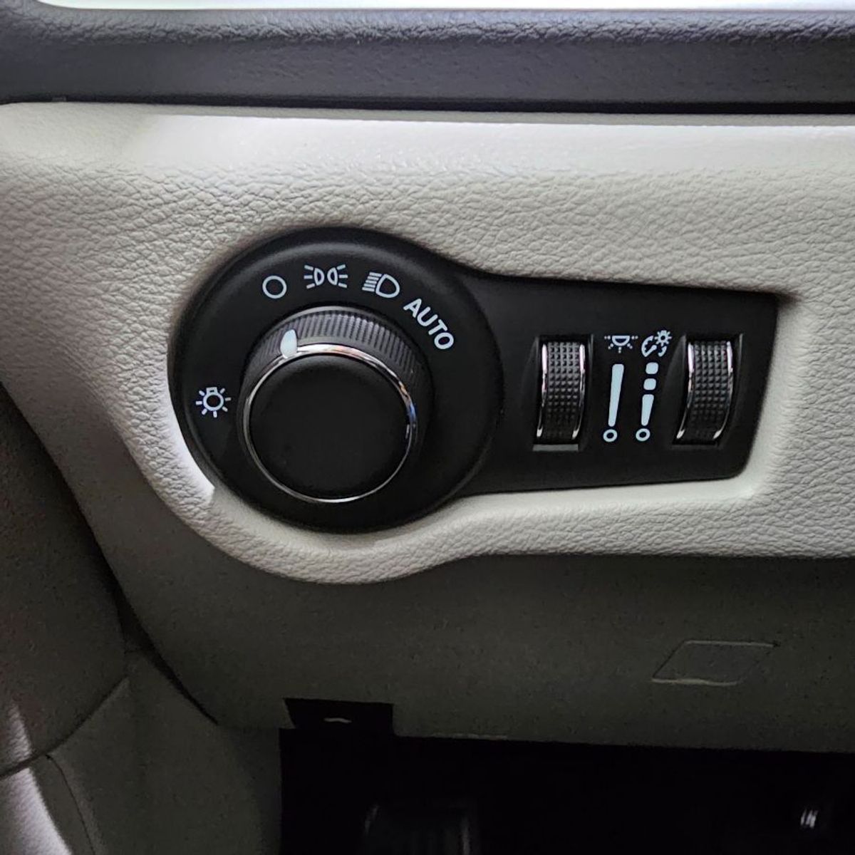 White Chrysler Voyager image number 27